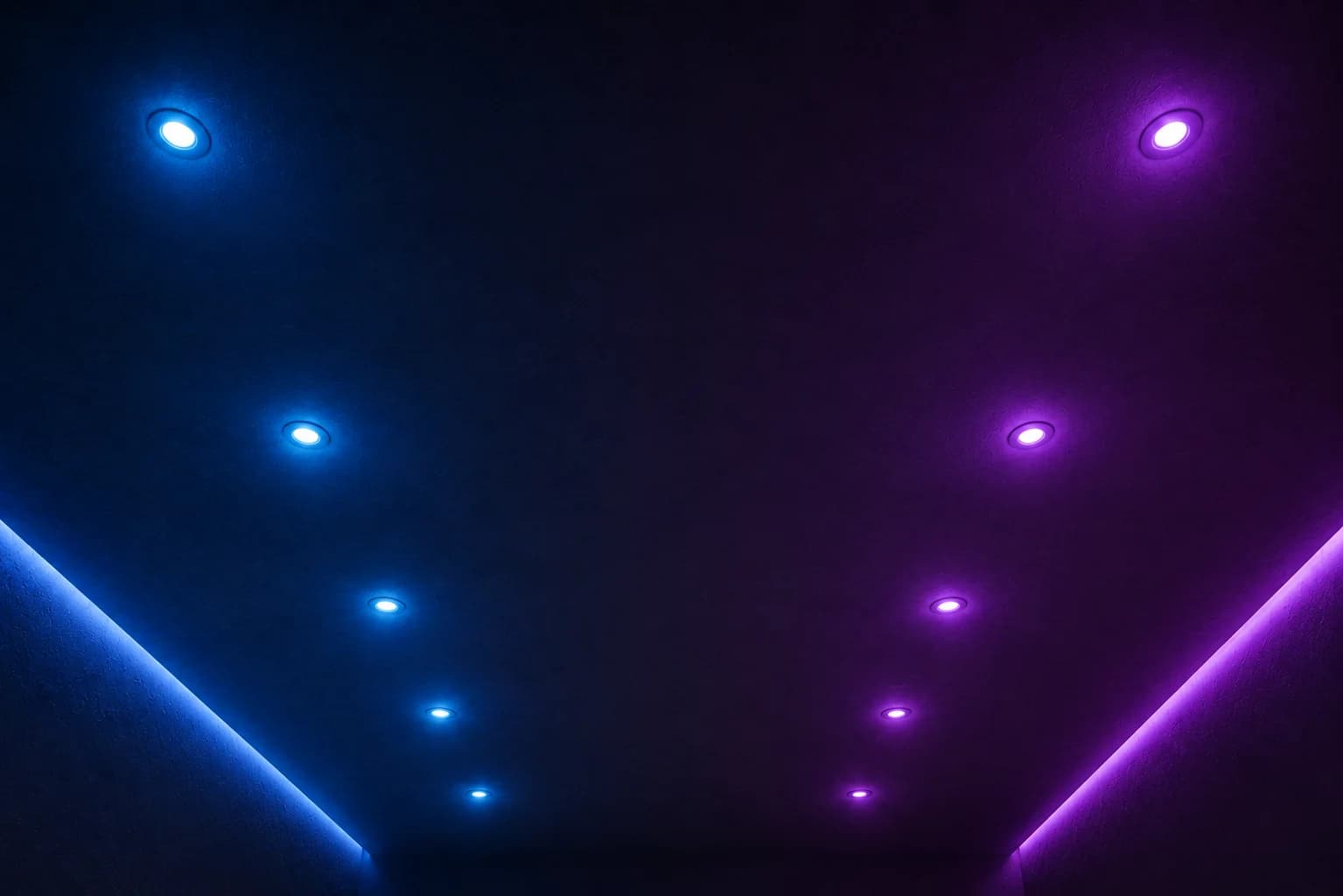 Сине-фиолетовый сценарий RGB-освещения со спотами и контурной LED-подсветкой
